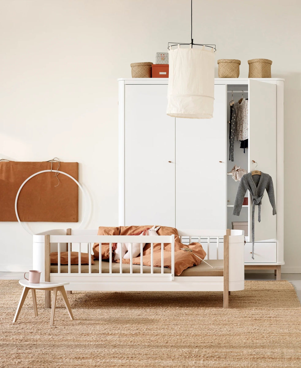 OLIVER FURNITURE - Lit Bébé Évolutif Wood Mini+, Avec Kit Junior Inclus, Blanc/Chêne - Les Petits