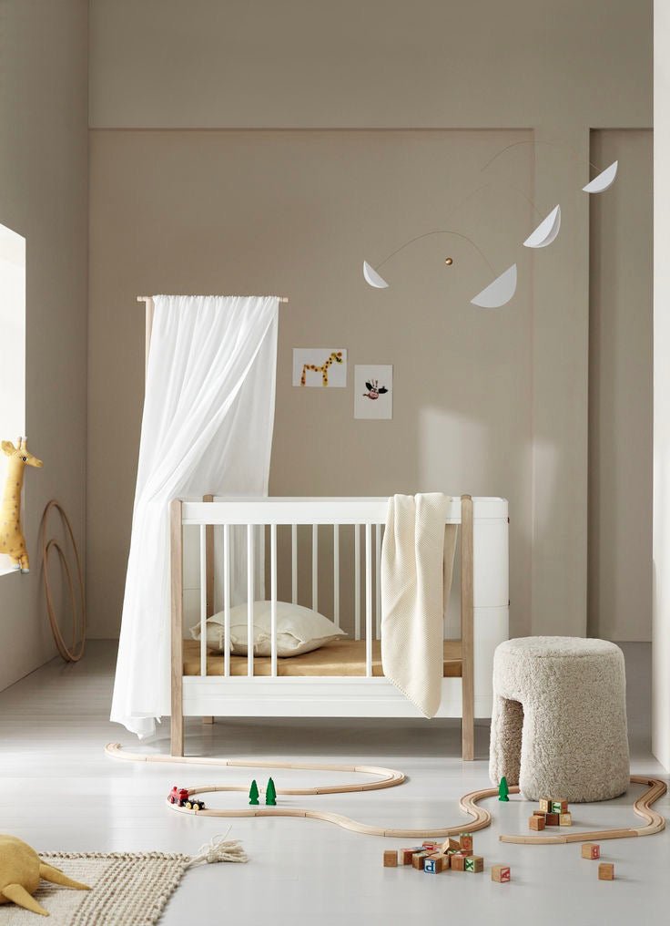 OLIVER FURNITURE - Lit Bébé Évolutif Wood Mini+, Avec Kit Junior Inclus, Blanc/Chêne - Les Petits