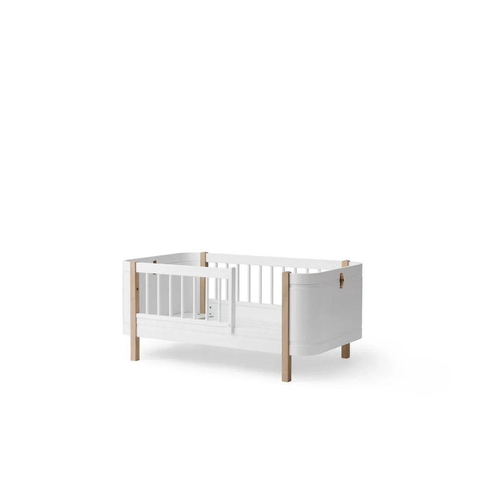 OLIVER FURNITURE - Lit Bébé Évolutif Wood Mini+, Avec Kit Junior Inclus, Blanc/Chêne - Les Petits