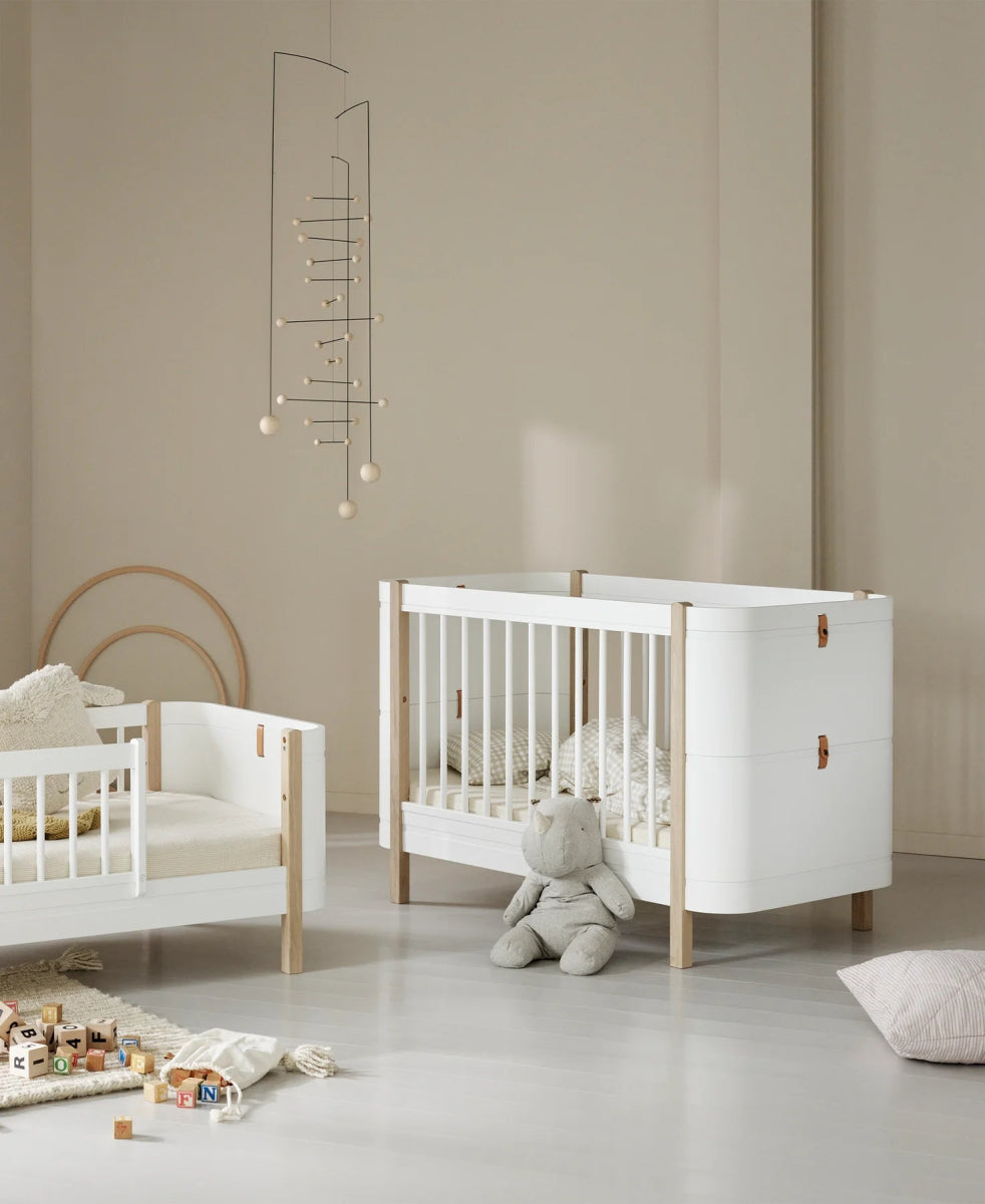 OLIVER FURNITURE - Lit Bébé Évolutif Wood Mini+, Avec Kit Junior Inclus, Blanc/Chêne - Les Petits