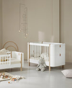 OLIVER FURNITURE - Lit Bébé Évolutif Wood Mini+, Avec Kit Junior Inclus, Blanc/Chêne - Les Petits