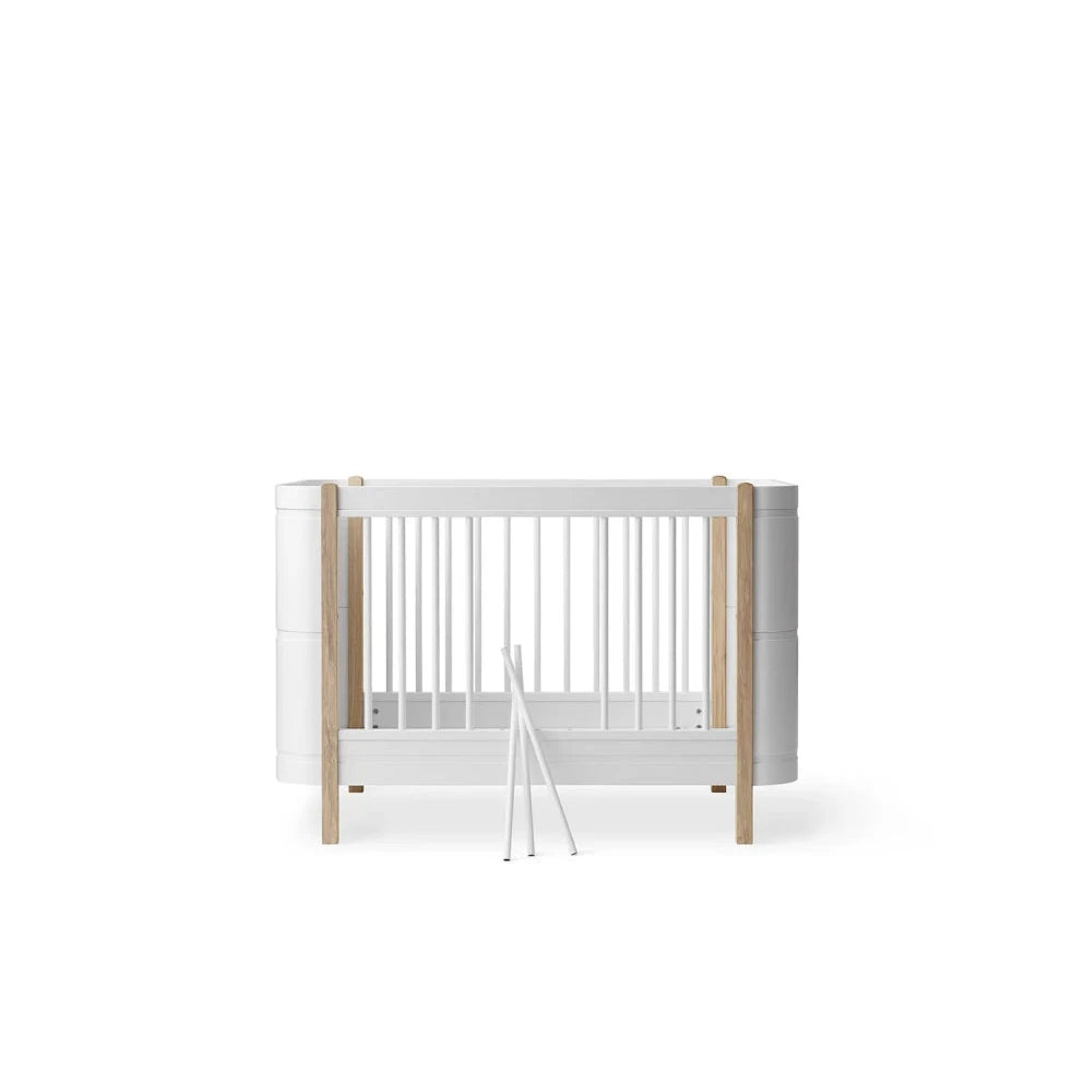 OLIVER FURNITURE - Lit Bébé Évolutif Wood Mini+, Avec Kit Junior Inclus, Blanc/Chêne - Les Petits