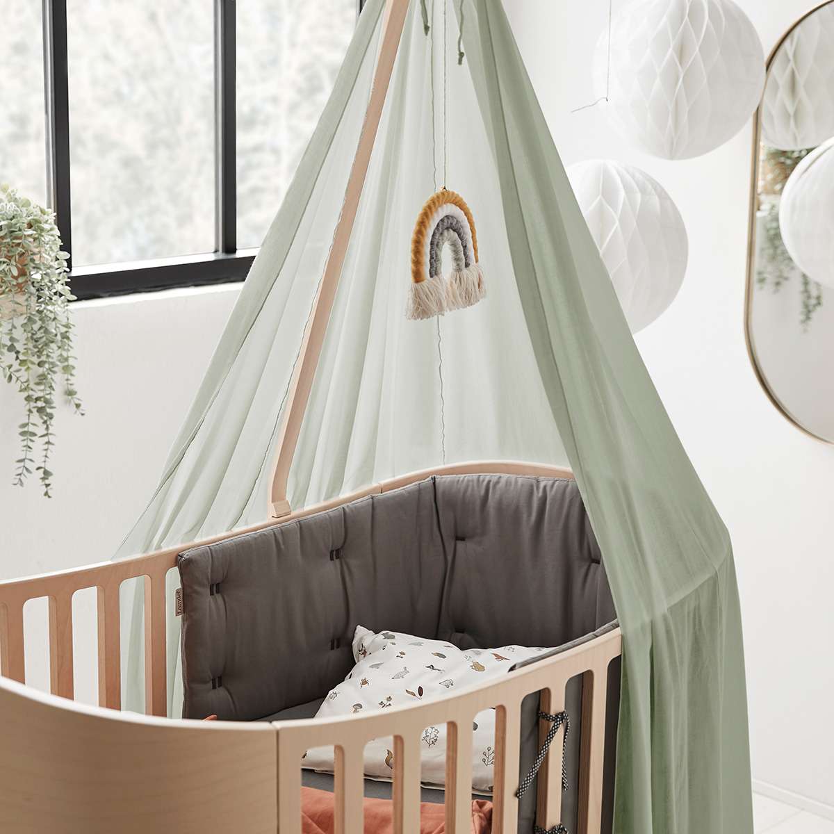 Flèche de lit bébé Leander - Cerusé Leander pour chambre enfant - Les  Enfants du Design