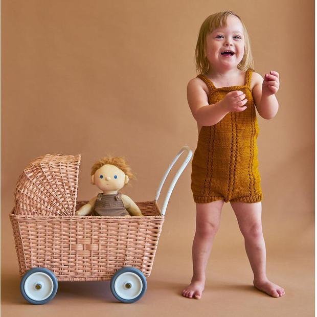 Porte bébé Dinkum pour poupée Rainbow : Olli Ella